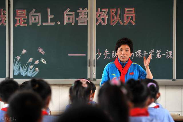 失去记忆的阿丽塔偶然间发现自己拥有超强的战斗能力，在接连不断的战斗中她迅速成长，并开启探寻身世之谜的史诗级冒险